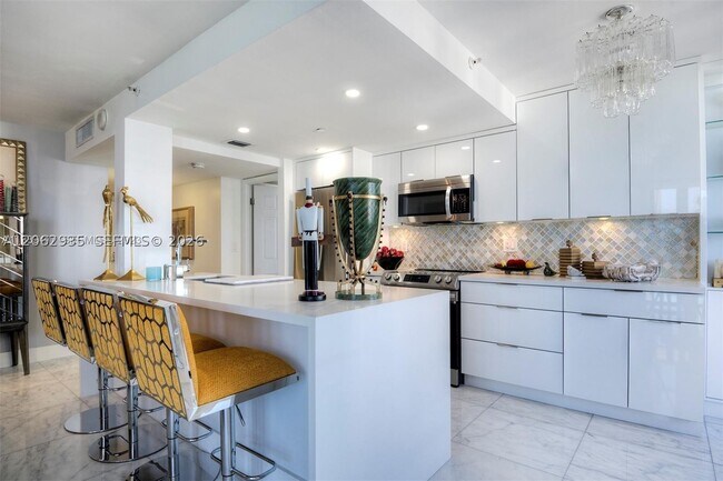 Building Photo - 2555 Collins Ave