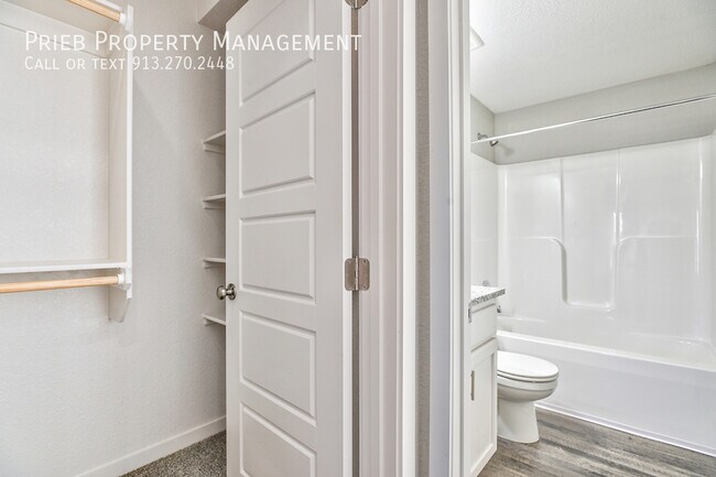 Building Photo - Parkview Apartments - Available September ...