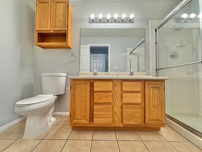 Building Photo - Spacious 2 bedroom condo with detached garage!!