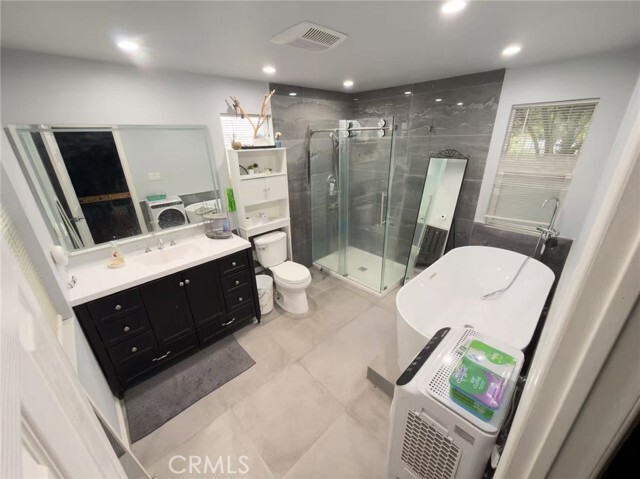 Building Photo - 1998 Wright St