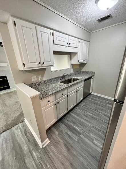 Building Photo - 575 Heritage
