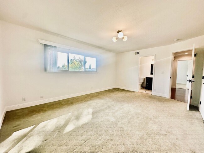 Building Photo - Gorgeous, Spacious and Move In Ready Home!