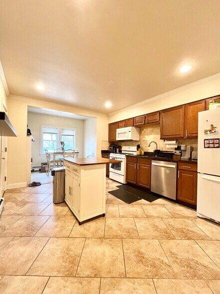 Building Photo - 716 E 6th St