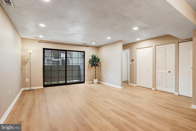 Building Photo - 1603 Carriage House Terrace