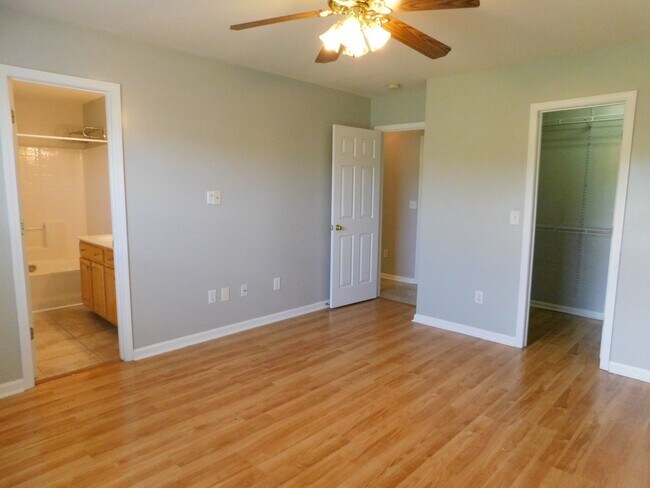 Building Photo - great 3 bed 2.5 bath master down