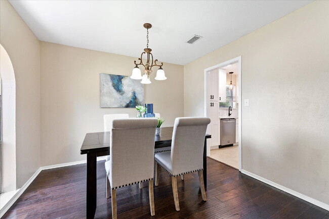 Building Photo - "Spacious 4-Bedroom Hardwood & Granite Fin...