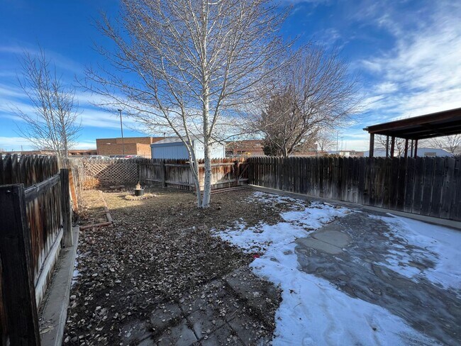 Building Photo - 3 Bedroom, 1.5 Bath Townhome W/ Attached S...