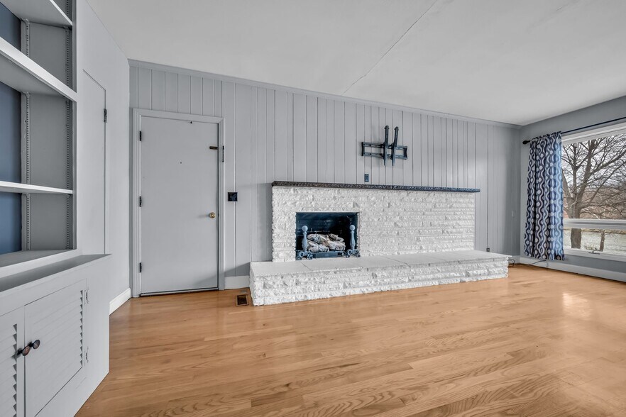 Building Photo - 205 W Lake Dr