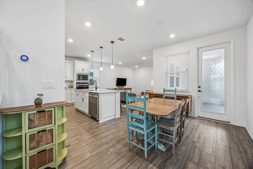Building Photo - 236 Hawthorn Pk Cir