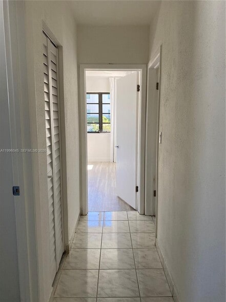 Building Photo - 1325 Marseille Dr