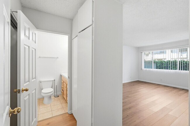 Building Photo - FIRST FLOOR 2BR + 2BA CONDO IN PASADENA!