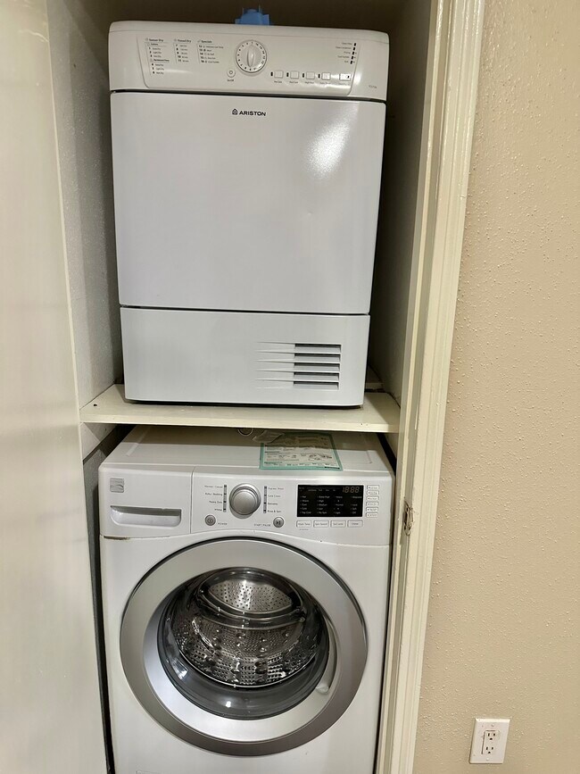 Building Photo - 2750 Holly Hall St