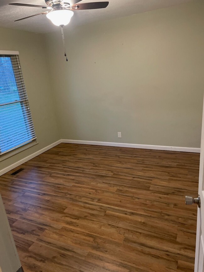 Building Photo - 213 Lakeview Dr