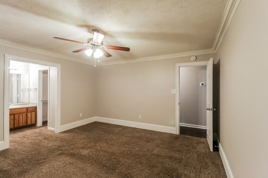 Building Photo - 1418 Hillside Pl SE