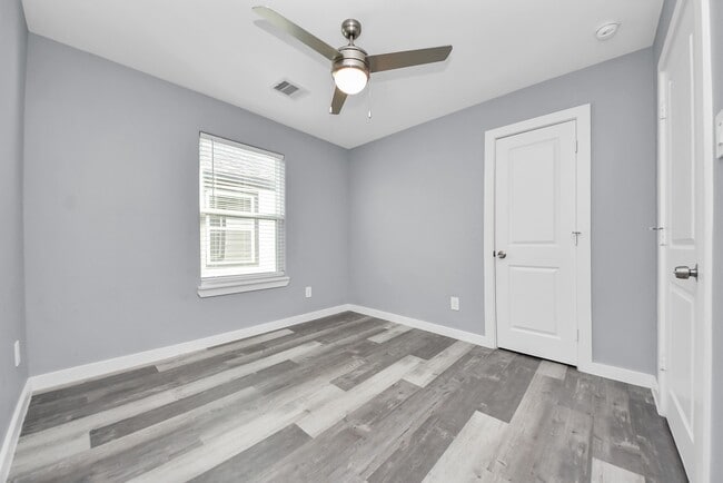 Building Photo - 618 Maple Way St