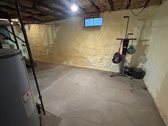 Building Photo - 16 E Walnut St