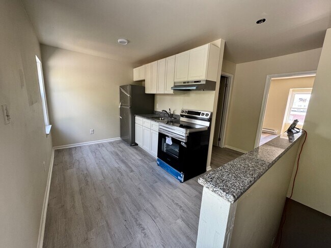 Building Photo - 1105 W 4th St