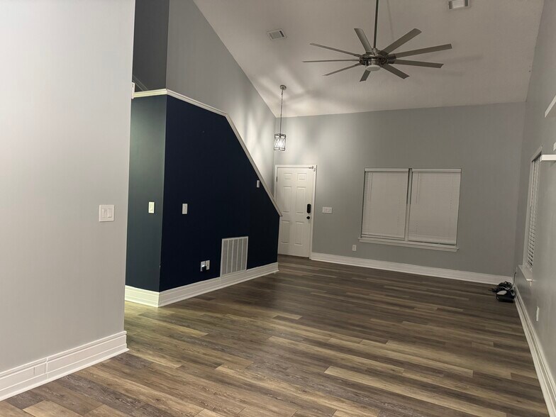 Building Photo - 407 Royal Pines Way