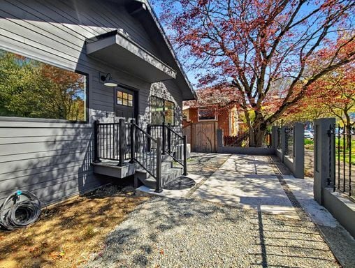 Building Photo - AVAILABLE MAY 1ST! Fully Remodeled Lower Unit with Private Entrance in Columbia City Neighborhood