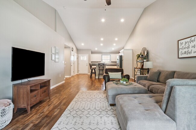 Building Photo - 3016 Sherwood Dr