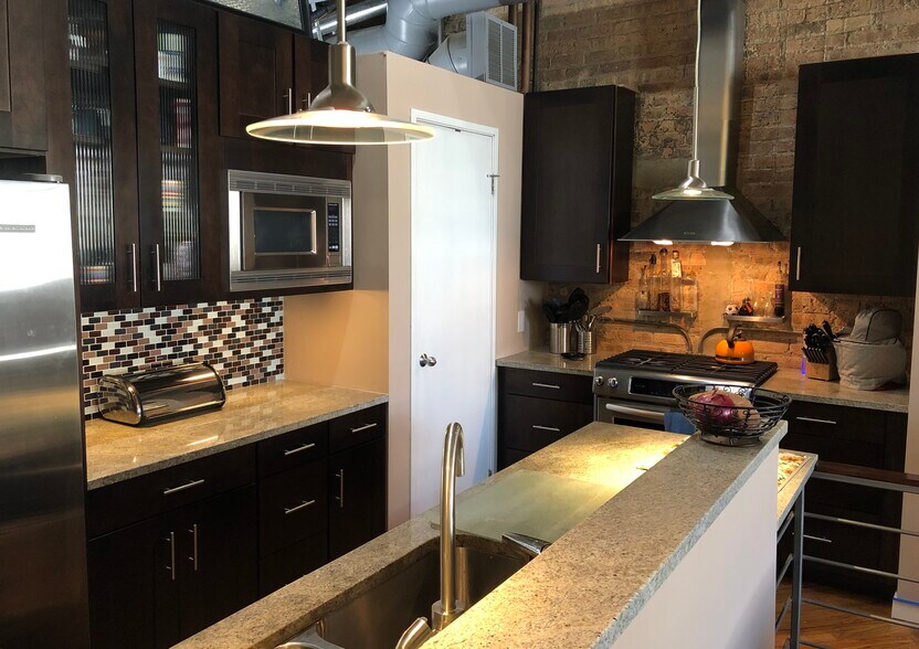 Kitchen - 1720 N Marshfield Ave