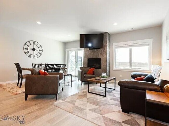 Building Photo - 3 Bd / 2.5 Bath Townhome Furnished or Unfurnished