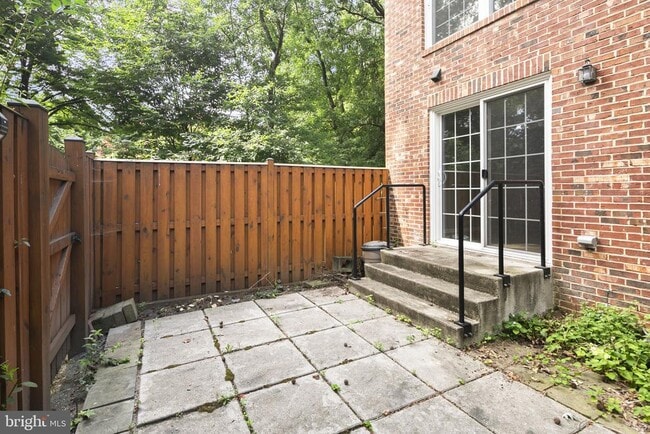 Building Photo - 2514 S Walter Reed Dr