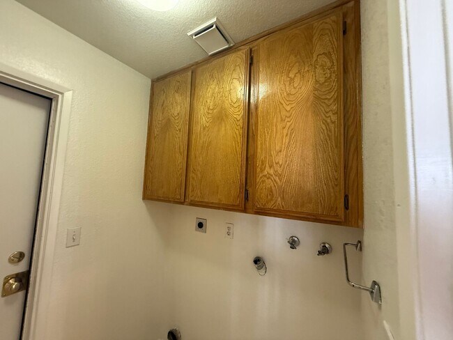 Building Photo - Silverlake's Home- 3 Bedrooms, 2 Bathrooms...