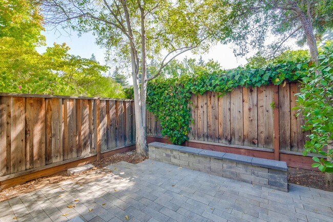 Building Photo - 2-Suite Townhome in Whisman Station Area | Easy Access to 101/237/85