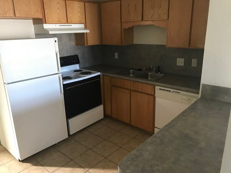 Plenty of cabinets in this kitchen - 4408 Mattie Dr