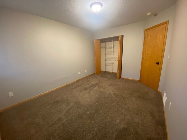 Building Photo - 3 Bedroom Townhome in South Fargo!!
