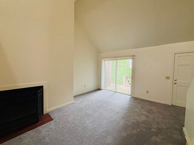 Building Photo - 653 Village Ln