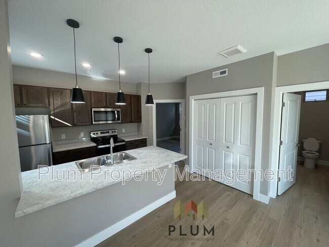 Building Photo - 1720 S 14th St W