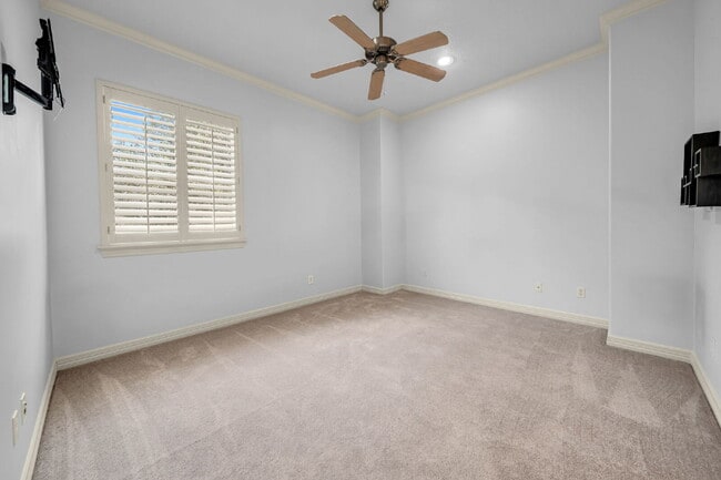 Building Photo - Exceptional 5-bedroom home (2 down) in desirable Woodlands Country Club with landscape & pool mai...