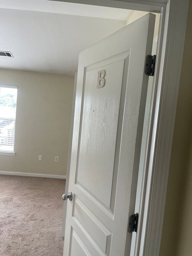 Building Photo - 18-1825 Whittaker