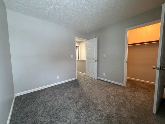 Building Photo - 707 Forest Ln