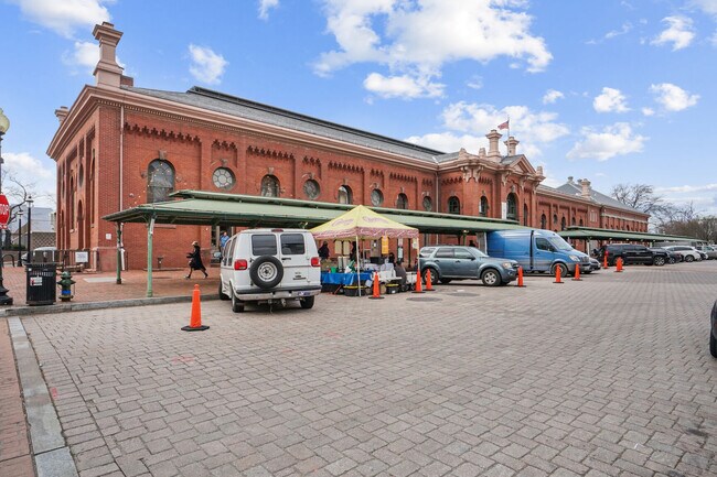 Eastern Market - 212 3rd St NE