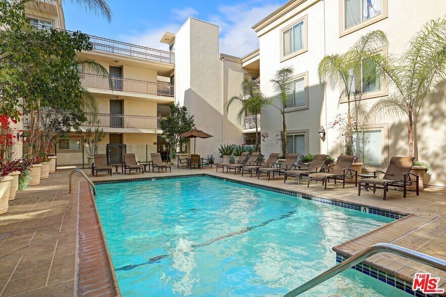 Swimming Pool - 141 S Clark Dr
