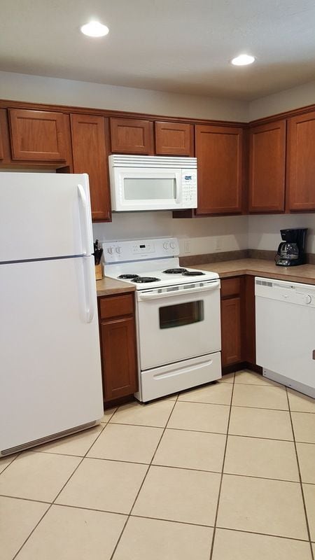 Building Photo - Pinon Bluffs Executive Suite Fully Furnished