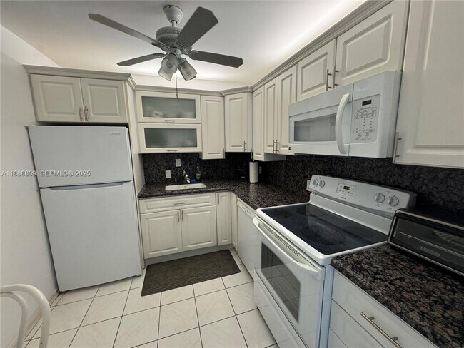 Building Photo - 100 Bayview Dr