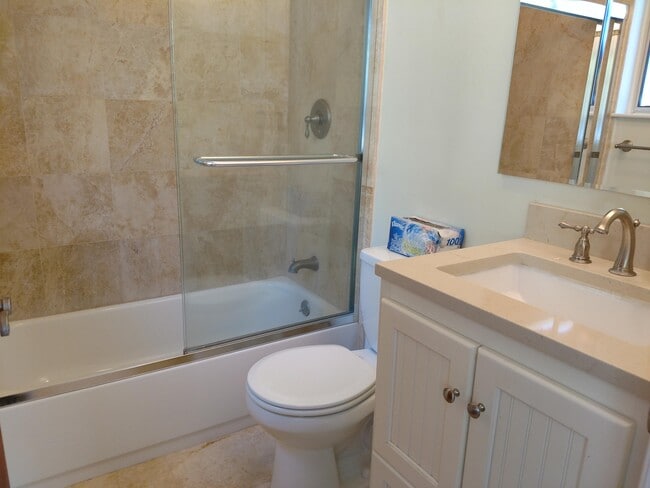 Building Photo - 820 Bank St