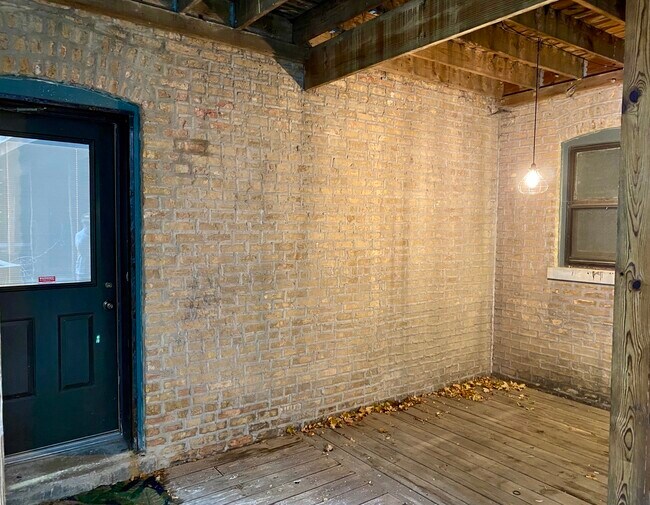 Building Photo - 909 W Gordon Terrace