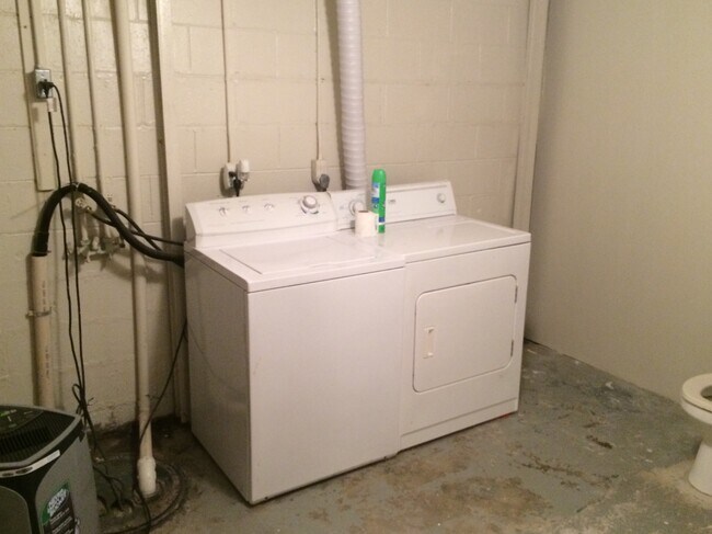 Building Photo - 1028 E Maxwell Ln