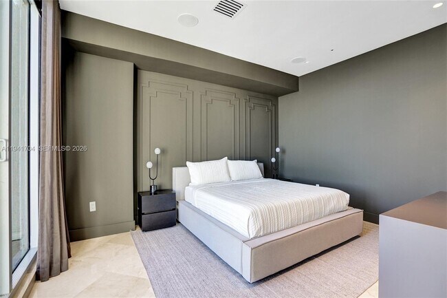 Building Photo - 1800 S Ocean Dr