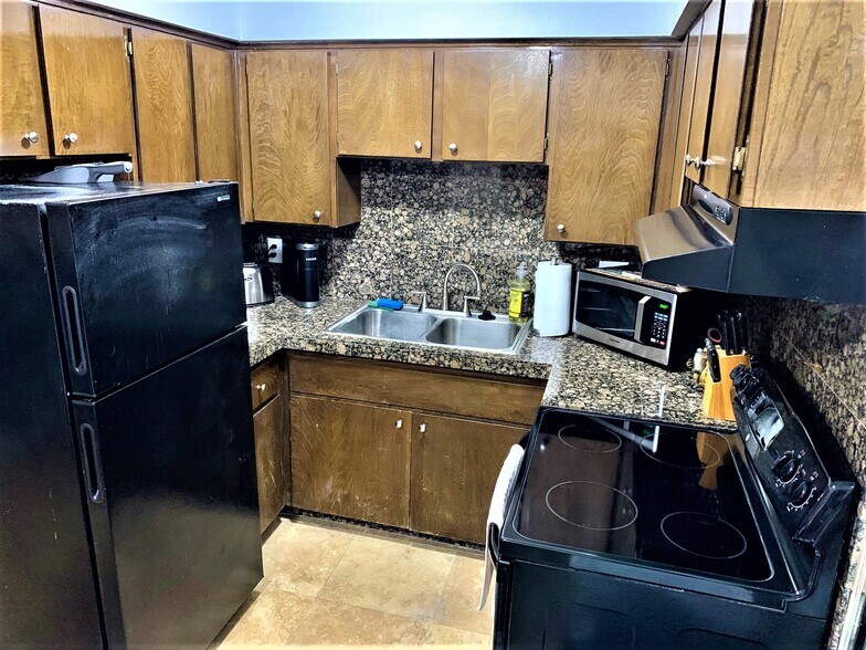 Building Photo - 565 S Royal Crest Cir