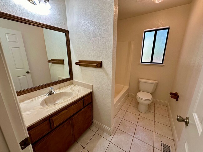 Building Photo - 3 Bedroom 2 Bathroom House in Desirable Al...