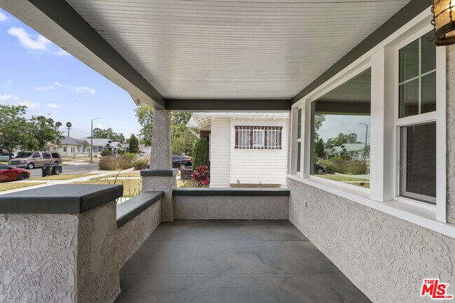 Building Photo - 1828 W 41st Pl