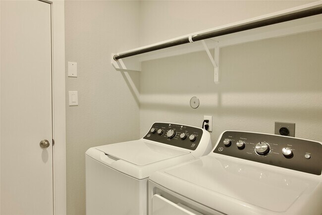 Building Photo - 3207 Tilley Dr