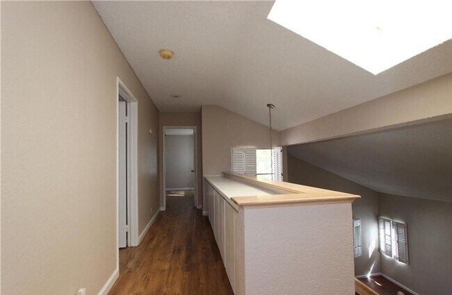 Building Photo - Gorgeous & Open Floor Plan House 4.Bed+3.B...