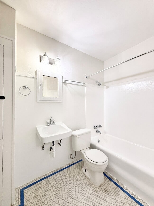 Building Photo - 1126 Berthea St